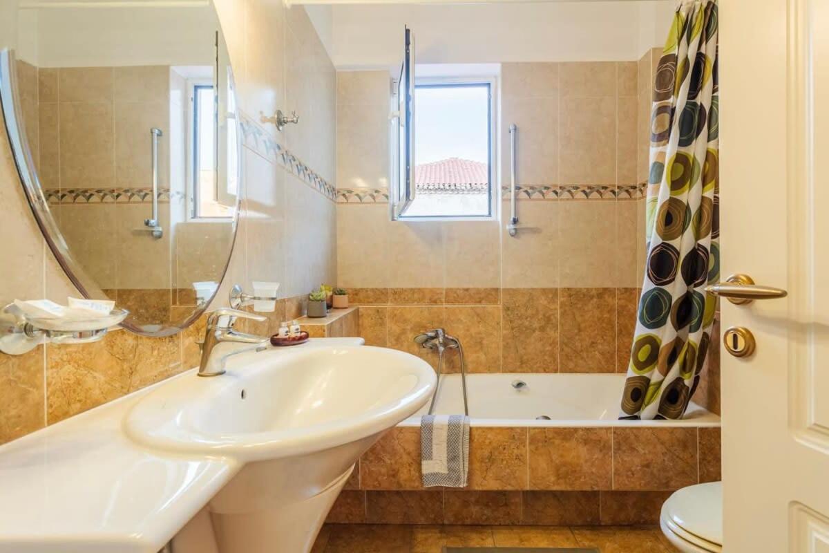Spacious Urban Haven-Family Home, Perfect Location Каламата Екстериор снимка