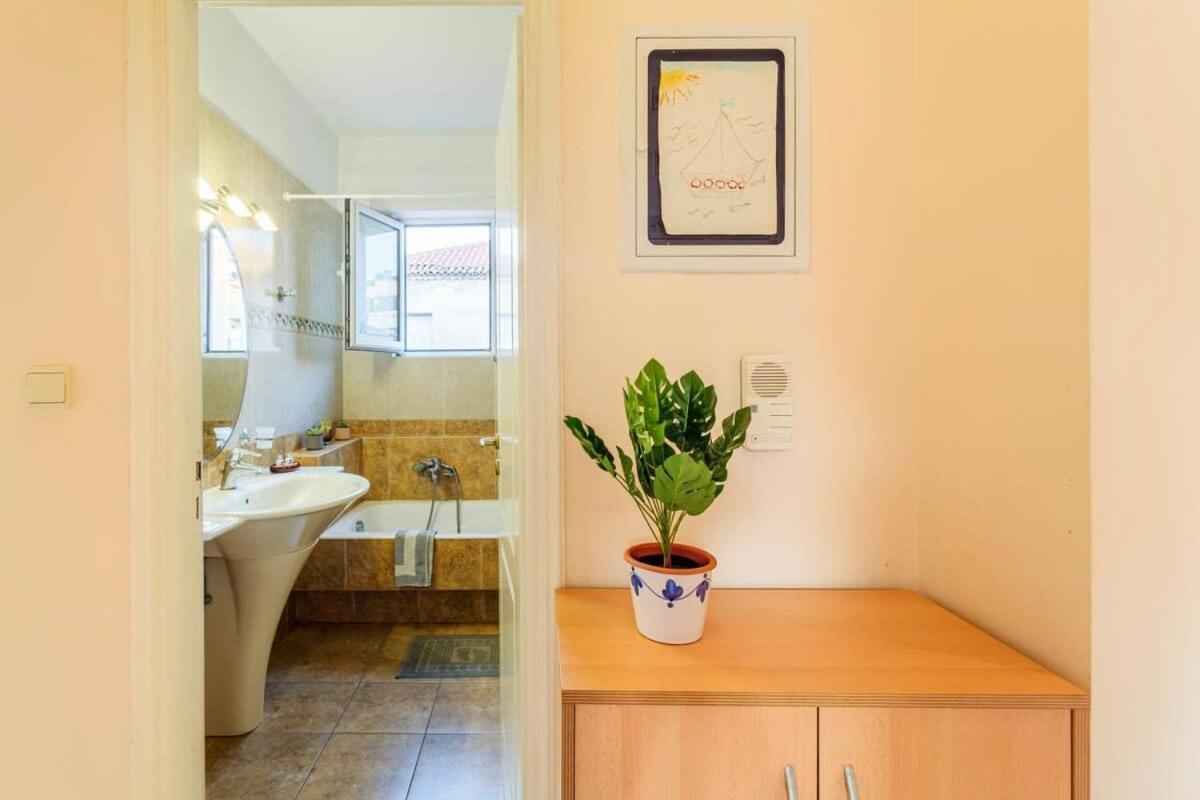 Spacious Urban Haven-Family Home, Perfect Location Каламата Екстериор снимка