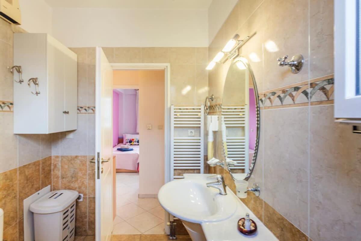 Spacious Urban Haven-Family Home, Perfect Location Каламата Екстериор снимка