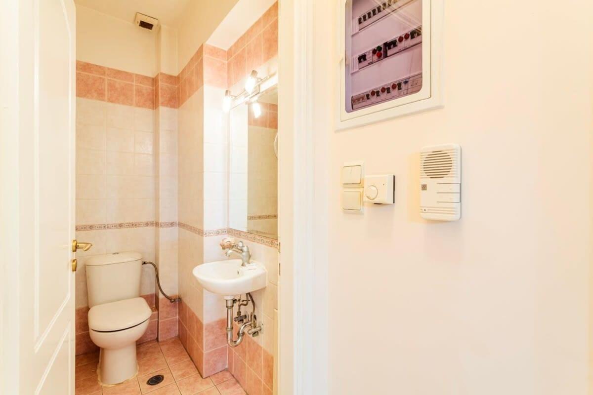 Spacious Urban Haven-Family Home, Perfect Location Каламата Екстериор снимка