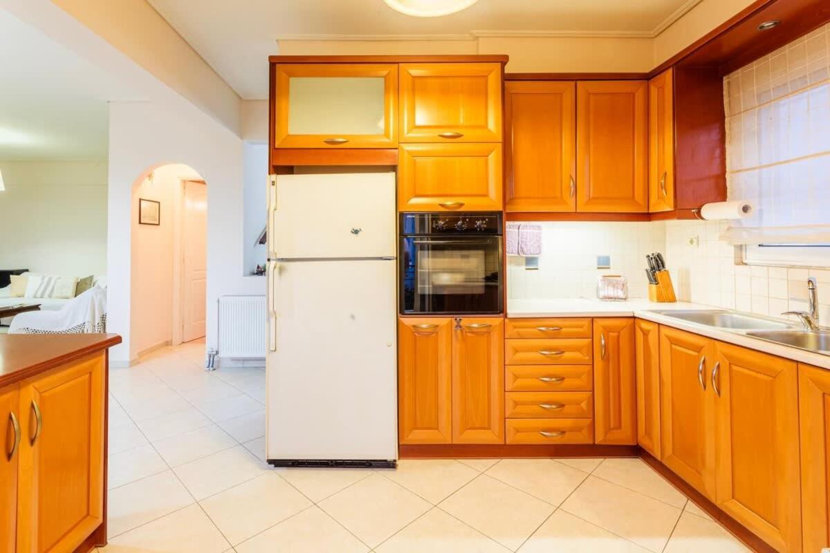 Spacious Urban Haven-Family Home, Perfect Location Каламата Екстериор снимка