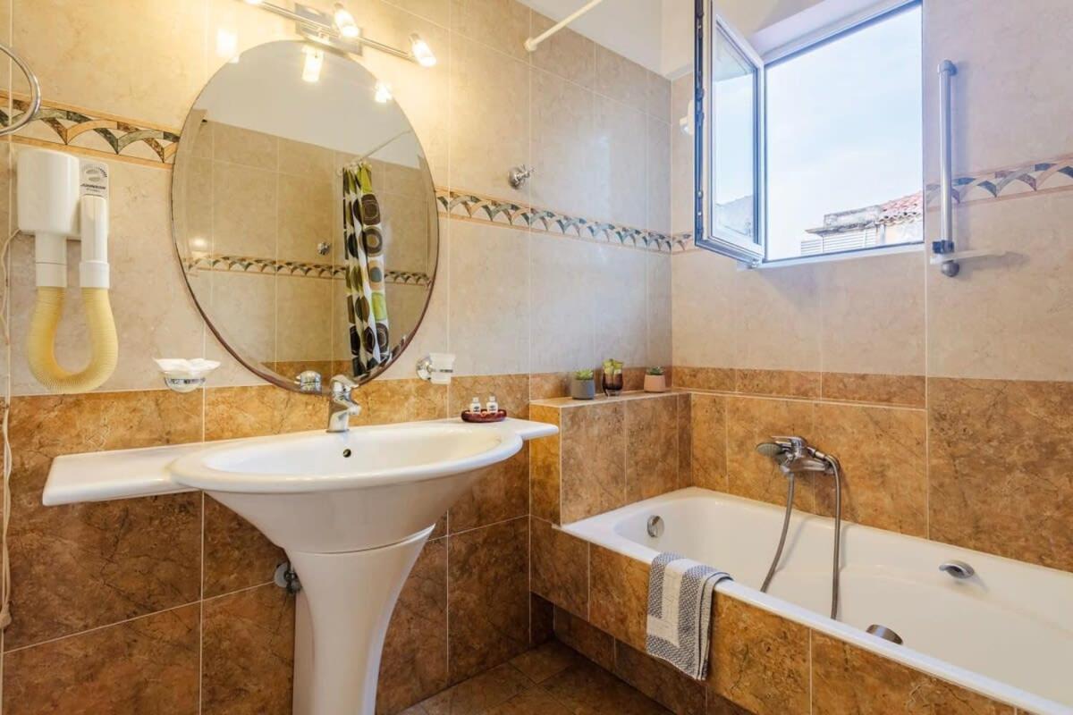 Spacious Urban Haven-Family Home, Perfect Location Каламата Екстериор снимка