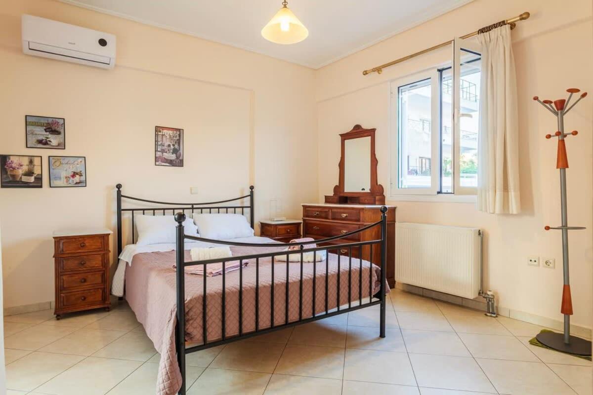 Spacious Urban Haven-Family Home, Perfect Location Каламата Екстериор снимка